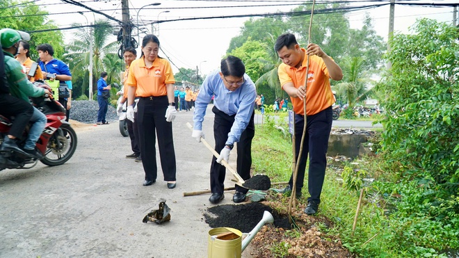 X&atilde; B&igrave;nh Ch&aacute;nh, TPHCM: Người d&acirc;n h&agrave;o hứng hưởng ứng Tết trồng c&acirc;y - Ảnh 6.