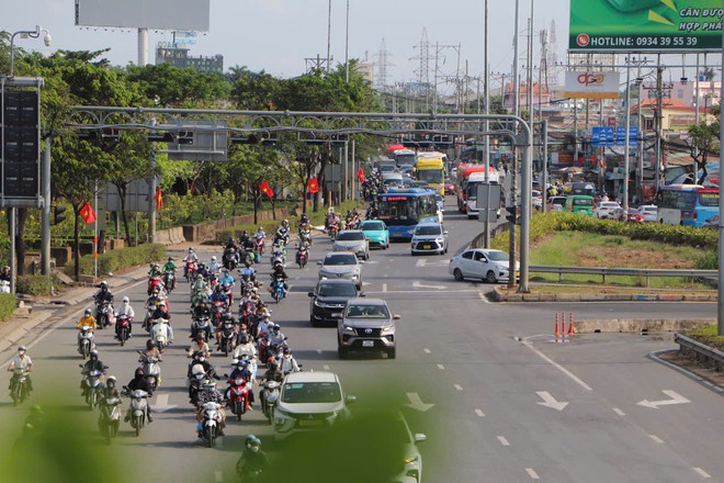 Ng&agrave;y nghỉ lễ cuối, cửa ng&otilde; TPHCM  - Ảnh 3.