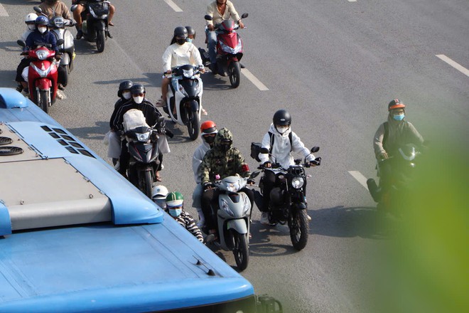 Ng&agrave;y nghỉ lễ cuối, cửa ng&otilde; TPHCM  - Ảnh 4.