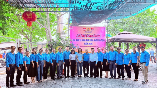 Người lao động giãi bày tâm tư khi cà phê cùng lãnh đạo xã Nhuận Đức - Ảnh 2.
