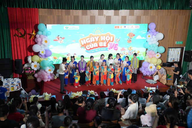 Hơn 18.000 phần quà tặng bệnh nhi dịp 1-6 - Ảnh 7.