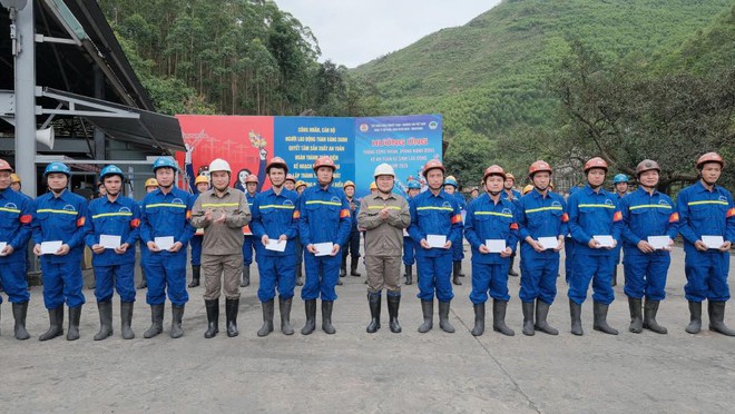 Chủ tịch Tổng LĐLĐ Việt Nam thăm, tặng qu&agrave; c&ocirc;ng nh&acirc;n Than V&agrave;ng Danh - Ảnh 5.