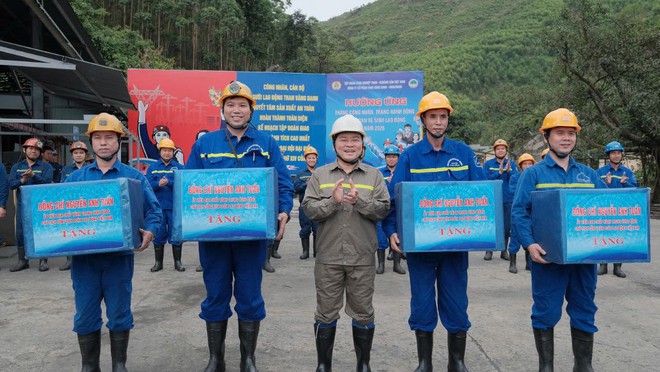 Chủ tịch Tổng LĐLĐ Việt Nam thăm, tặng qu&agrave; c&ocirc;ng nh&acirc;n Than V&agrave;ng Danh - Ảnh 4.