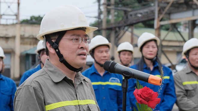 Chủ tịch Tổng LĐLĐ Việt Nam thăm, tặng qu&agrave; c&ocirc;ng nh&acirc;n Than V&agrave;ng Danh - Ảnh 3.