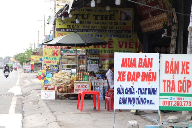 Vỉa h&egrave; 'cửa ng&otilde;' TP HCM bị bủa v&acirc;y bởi h&agrave;ng qu&aacute;n - Ảnh 3.