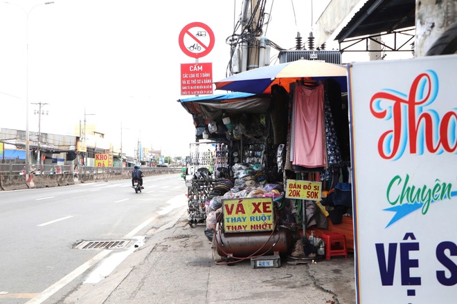 Vỉa h&egrave; 'cửa ng&otilde;' TP HCM bị bủa v&acirc;y bởi h&agrave;ng qu&aacute;n - Ảnh 8.