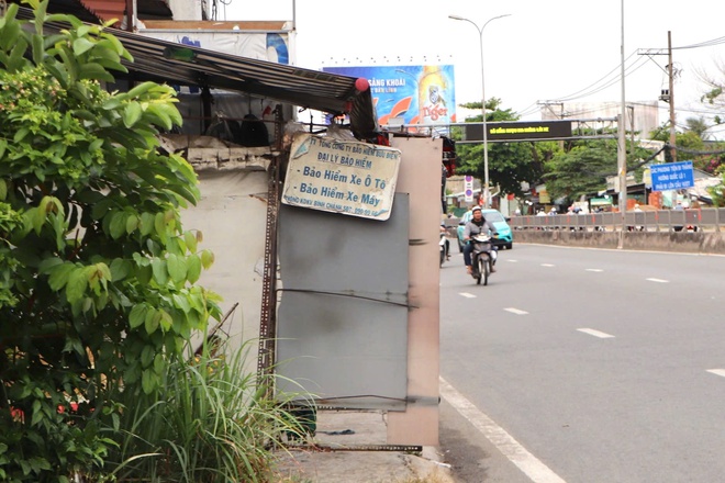 Vỉa h&egrave; 'cửa ng&otilde;' TP HCM bị bủa v&acirc;y bởi h&agrave;ng qu&aacute;n - Ảnh 5.
