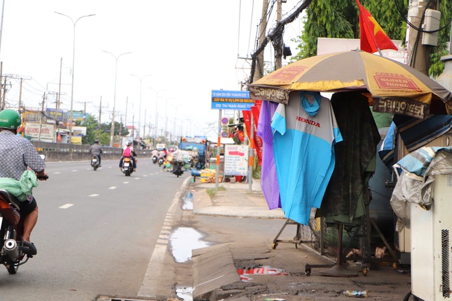 Vỉa h&egrave; 'cửa ng&otilde;' TP HCM bị bủa v&acirc;y bởi h&agrave;ng qu&aacute;n - Ảnh 9.