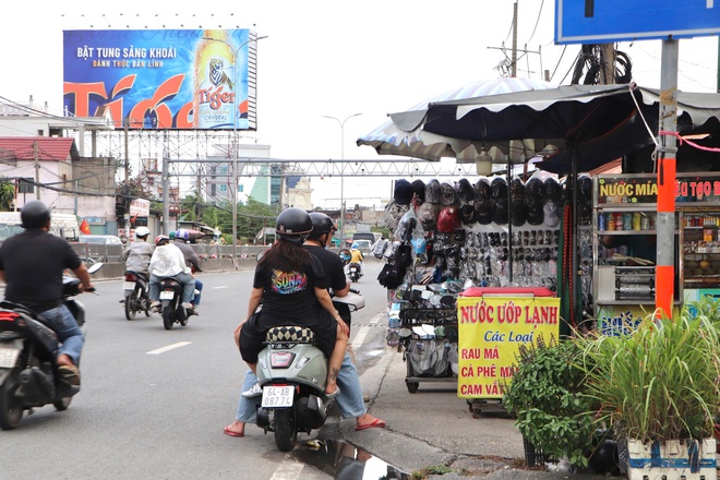 Vỉa h&egrave; 'cửa ng&otilde;' TP HCM bị bủa v&acirc;y bởi h&agrave;ng qu&aacute;n - Ảnh 4.