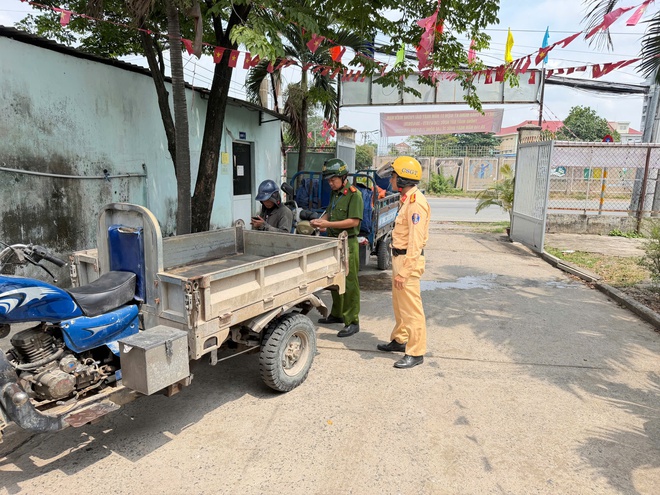 Tạm giữ 12 xe ba g&aacute;c ở chợ đầu mối Thủ Đức - Ảnh 4.