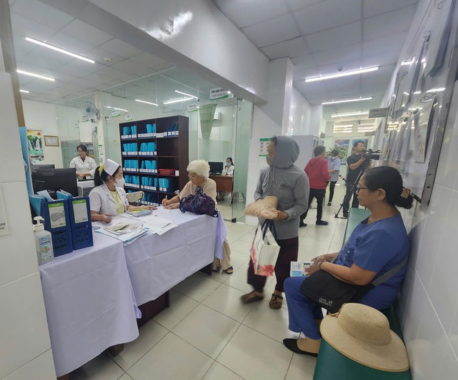 Người phụ nữ nu&ocirc;i 3 ch&aacute;u nhỏ bật kh&oacute;c khi lần đầu được kh&aacute;m bệnh miễn ph&iacute; - Ảnh 4.