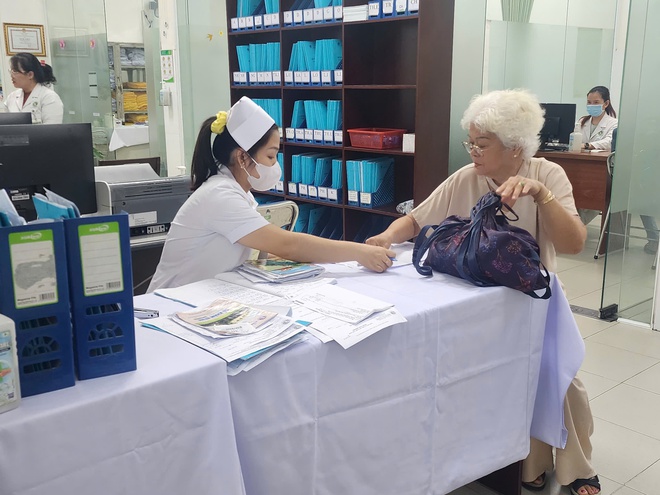 Người phụ nữ nu&ocirc;i 3 ch&aacute;u nhỏ bật kh&oacute;c khi lần đầu được kh&aacute;m bệnh miễn ph&iacute; - Ảnh 3.