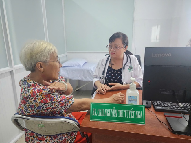 Người phụ nữ nu&ocirc;i 3 ch&aacute;u nhỏ bật kh&oacute;c khi lần đầu được kh&aacute;m bệnh miễn ph&iacute; - Ảnh 6.