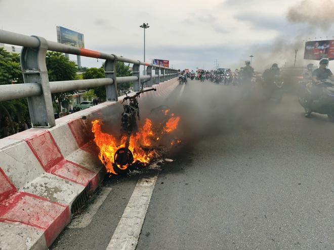 TPHCM: Ch&aacute;y xe tr&ecirc;n cầu B&igrave;nh Lợi, lửa bốc dữ dội - Ảnh 4.