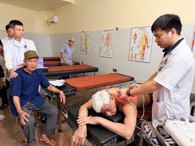 B&aacute;c sĩ tuyến trung ương về x&atilde; kh&aacute;m miễn ph&iacute; cho người c&oacute; c&ocirc;ng - Ảnh 6.