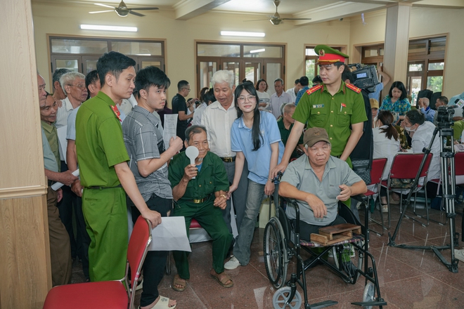 B&aacute;c sĩ tuyến trung ương về x&atilde; kh&aacute;m miễn ph&iacute; cho người c&oacute; c&ocirc;ng - Ảnh 4.