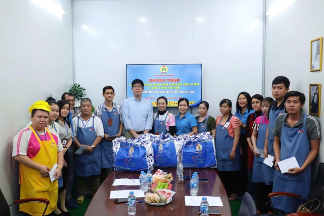 LĐLĐ TPHCM trao quà Đại hội XIV Công đoàn Việt Nam đến đoàn viên - lao động khó khăn - Ảnh 9.