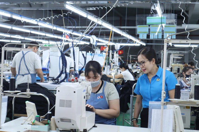LĐLĐ TPHCM trao quà Đại hội XIV Công đoàn Việt Nam đến đoàn viên - lao động khó khăn - Ảnh 7.