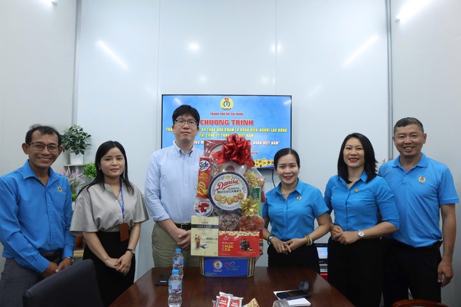 LĐLĐ TPHCM trao quà Đại hội XIV Công đoàn Việt Nam đến đoàn viên - lao động khó khăn - Ảnh 8.
