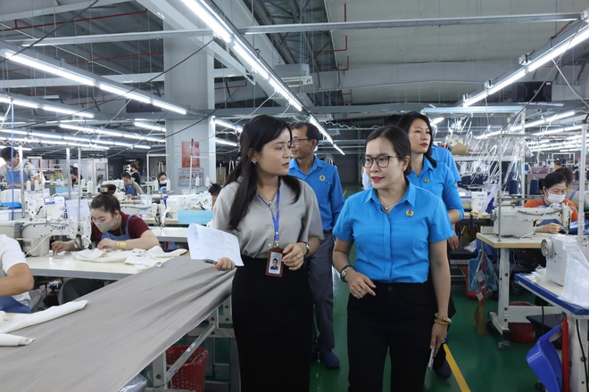 LĐLĐ TPHCM trao quà Đại hội XIV Công đoàn Việt Nam đến đoàn viên - lao động khó khăn - Ảnh 6.