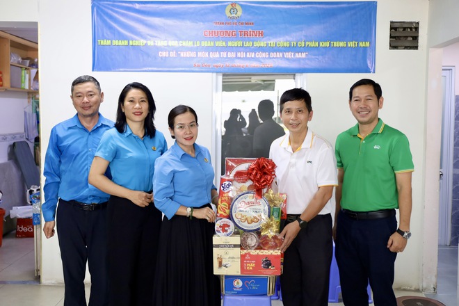 LĐLĐ TPHCM trao quà Đại hội XIV Công đoàn Việt Nam đến đoàn viên - lao động khó khăn - Ảnh 3.