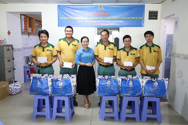 LĐLĐ TPHCM trao quà Đại hội XIV Công đoàn Việt Nam đến đoàn viên - lao động khó khăn - Ảnh 4.