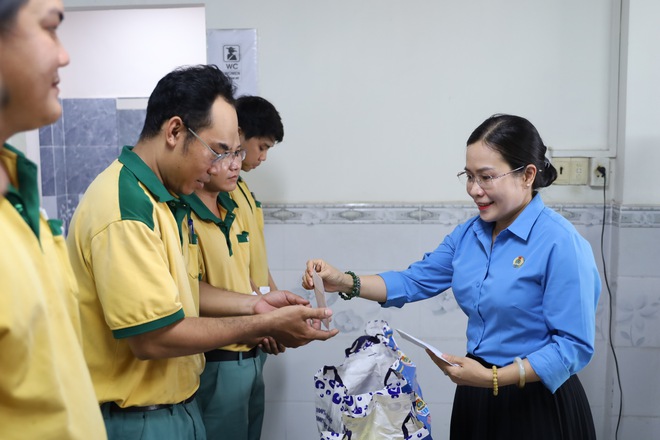 LĐLĐ TPHCM trao quà Đại hội XIV Công đoàn Việt Nam đến đoàn viên - lao động khó khăn - Ảnh 5.