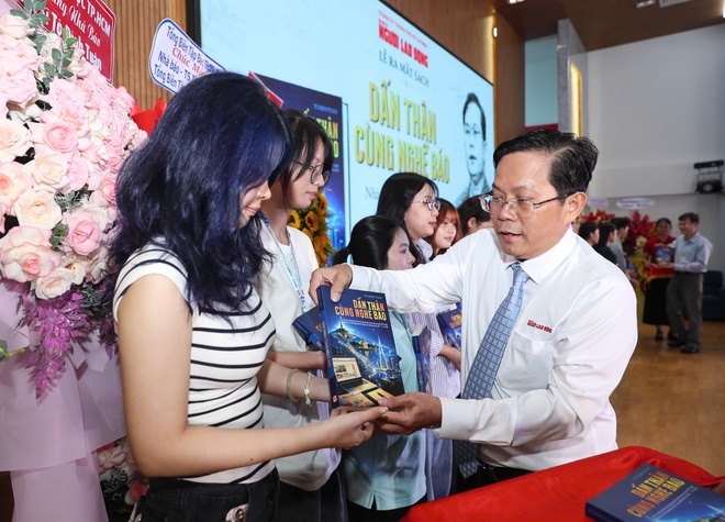Ra mắt s&aacute;ch "Dấn th&acirc;n c&ugrave;ng nghề b&aacute;o": H&agrave;nh tr&igrave;nh hơn 30 năm cầm b&uacute;t v&igrave; cộng đồng - Ảnh 6.