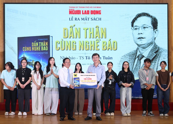 Ra mắt s&aacute;ch "Dấn th&acirc;n c&ugrave;ng nghề b&aacute;o": H&agrave;nh tr&igrave;nh hơn 30 năm cầm b&uacute;t v&igrave; cộng đồng - Ảnh 5.