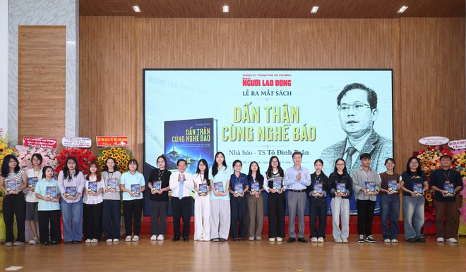 Ra mắt s&aacute;ch "Dấn th&acirc;n c&ugrave;ng nghề b&aacute;o": H&agrave;nh tr&igrave;nh hơn 30 năm cầm b&uacute;t v&igrave; cộng đồng - Ảnh 4.