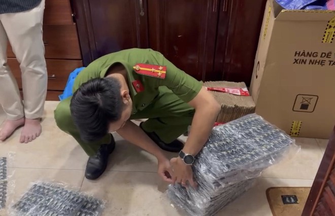 C&ocirc;ng an TPHCM bắt giữ 5 người bu&ocirc;n b&aacute;n ma t&uacute;y n&uacute;p b&oacute;ng thuốc l&aacute; điện tử - Ảnh 2.