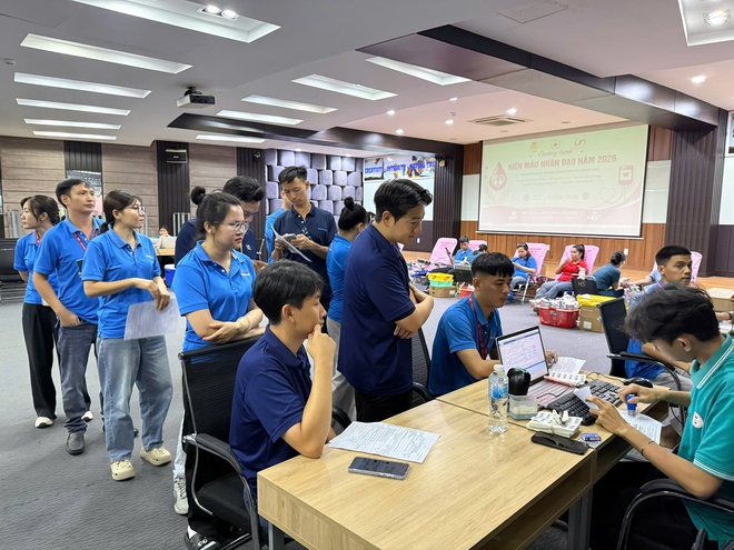 Công nhân hiến máu cứu người - Ảnh 1.