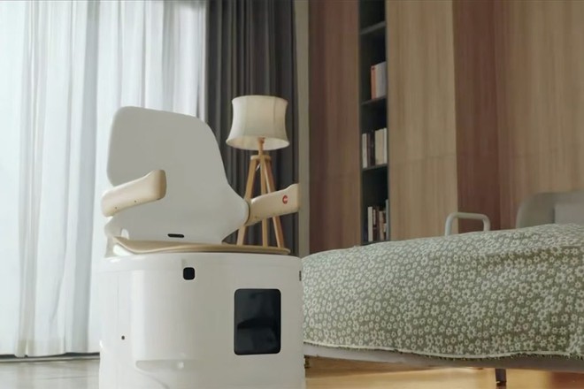 Chuyện kh&ocirc;ng ngờ: Bồn cầu biết chạy đến tận giường phục vụ - Ảnh 1.