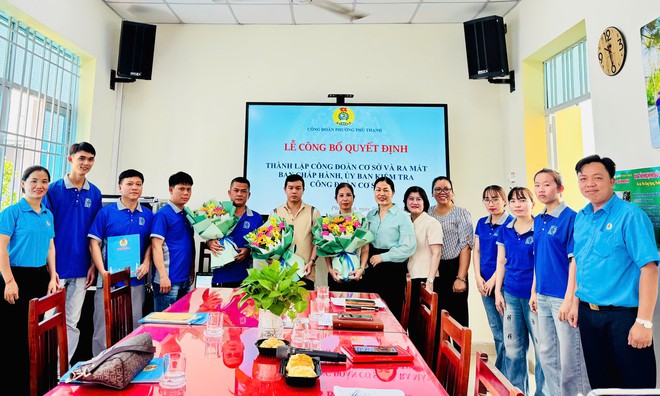 Thêm 3 Công đoàn cơ sở được thành lập tại phường Phú Thạnh - Ảnh 2.