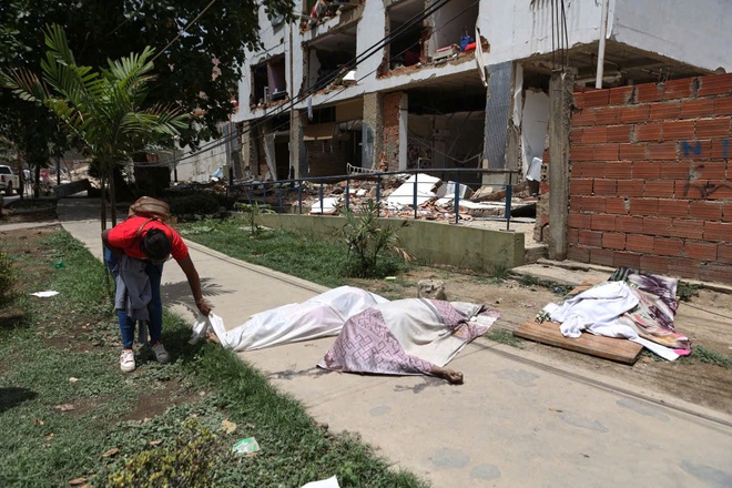 Hiện trường đổ n&aacute;t sau hai trận động đất kinh ho&agrave;ng tại Venezuela - Ảnh 3.
