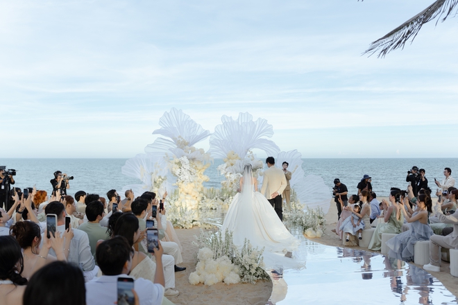 "V&aacute;y cưới" của Erik trong h&ocirc;n lễ "b&agrave; tr&ugrave;m n&ocirc;ng sản" Vi&ecirc;n Vibi g&acirc;y sốt - Ảnh 12.