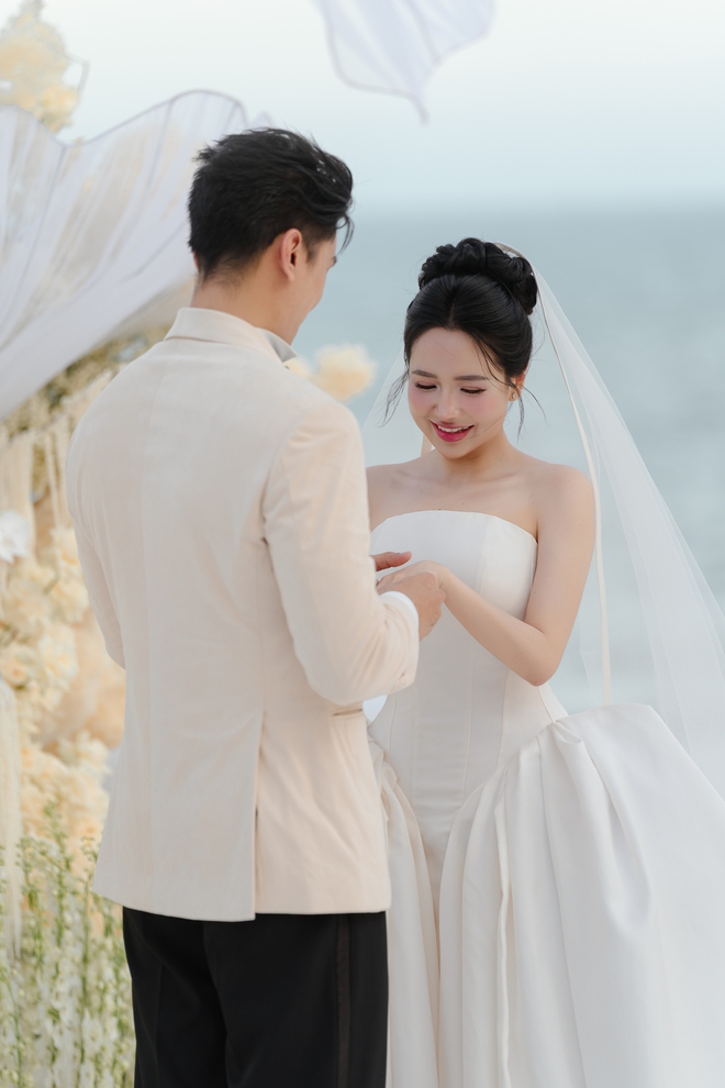 "V&aacute;y cưới" của Erik trong h&ocirc;n lễ "b&agrave; tr&ugrave;m n&ocirc;ng sản" Vi&ecirc;n Vibi g&acirc;y sốt - Ảnh 6.