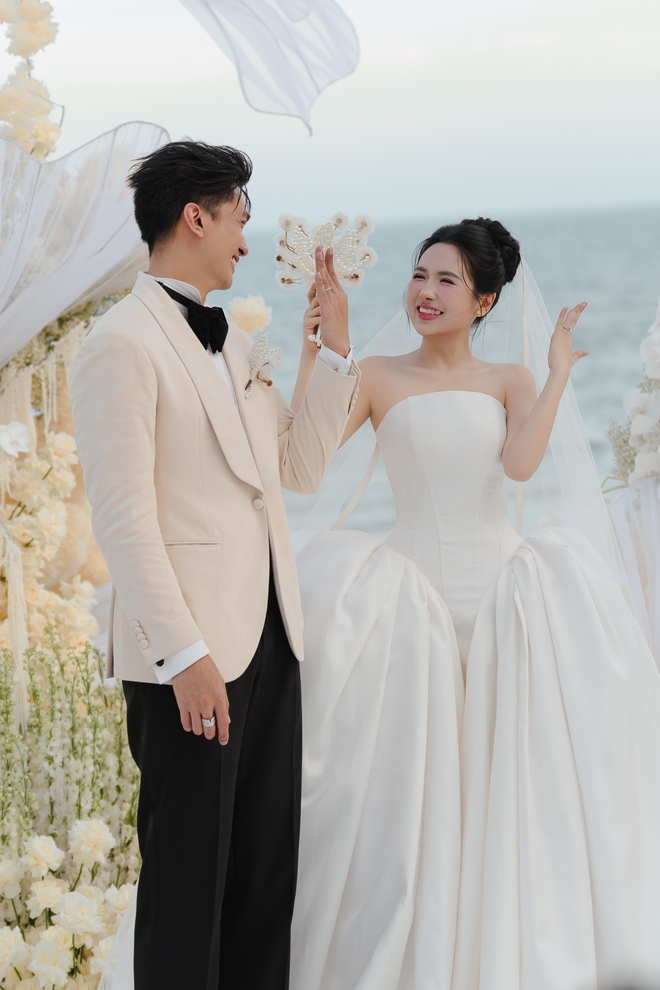 "V&aacute;y cưới" của Erik trong h&ocirc;n lễ "b&agrave; tr&ugrave;m n&ocirc;ng sản" Vi&ecirc;n Vibi g&acirc;y sốt - Ảnh 16.