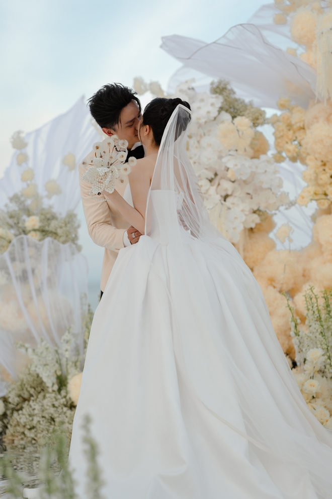 "V&aacute;y cưới" của Erik trong h&ocirc;n lễ "b&agrave; tr&ugrave;m n&ocirc;ng sản" Vi&ecirc;n Vibi g&acirc;y sốt - Ảnh 9.