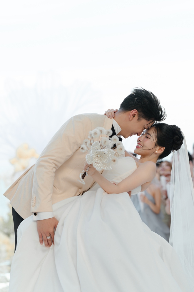 "V&aacute;y cưới" của Erik trong h&ocirc;n lễ "b&agrave; tr&ugrave;m n&ocirc;ng sản" Vi&ecirc;n Vibi g&acirc;y sốt - Ảnh 18.