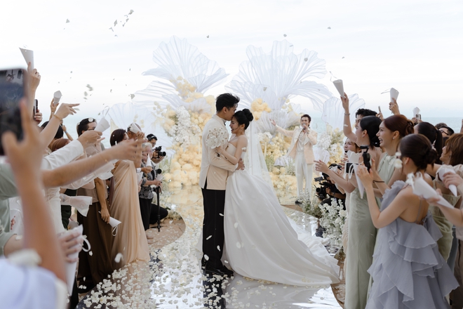 "V&aacute;y cưới" của Erik trong h&ocirc;n lễ "b&agrave; tr&ugrave;m n&ocirc;ng sản" Vi&ecirc;n Vibi g&acirc;y sốt - Ảnh 11.
