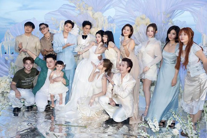"V&aacute;y cưới" của Erik trong h&ocirc;n lễ "b&agrave; tr&ugrave;m n&ocirc;ng sản" Vi&ecirc;n Vibi g&acirc;y sốt - Ảnh 20.
