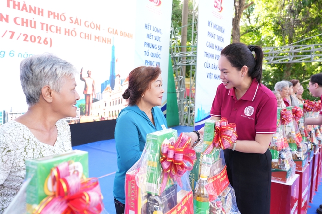 Phường Chợ Lớn ph&aacute;t động chuỗi hoạt động ch&agrave;o mừng 50 năm TPHCM mang t&ecirc;n B&aacute;c - Ảnh 7.