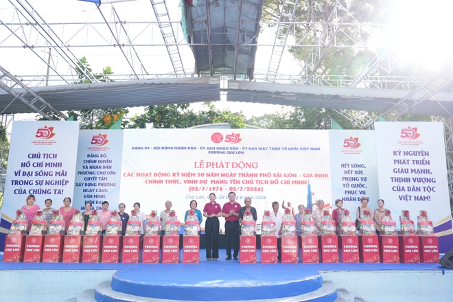 Phường Chợ Lớn ph&aacute;t động chuỗi hoạt động ch&agrave;o mừng 50 năm TPHCM mang t&ecirc;n B&aacute;c - Ảnh 6.