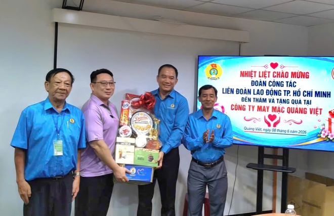 Trao những phần qu&agrave; từ Đại hội XIV C&ocirc;ng đo&agrave;n Việt Nam đến đo&agrave;n vi&ecirc;n kh&oacute; khăn - Ảnh 1.