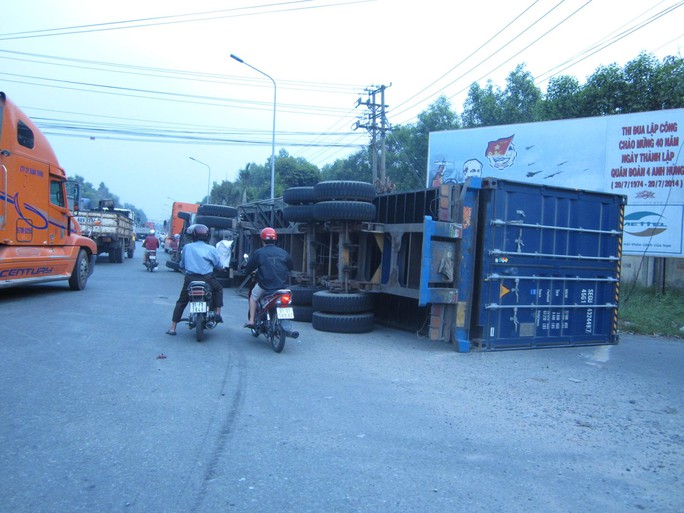 Container lật, tài xế kẹt cứng trong cabin
