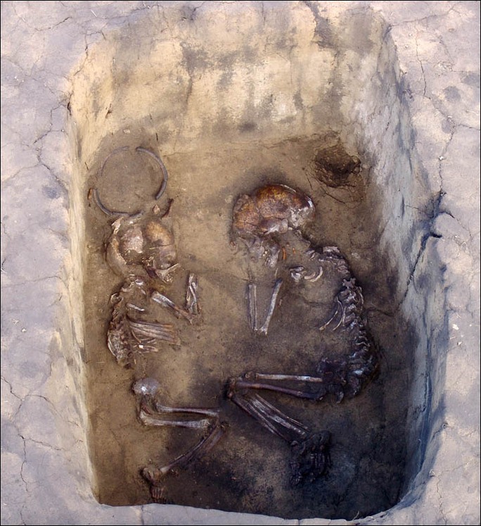 Hàng chục bộ xương nam nữ ôm nhau trong mộ cổ