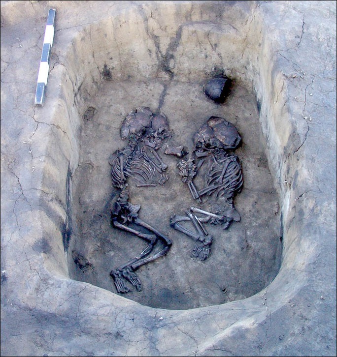Hàng chục bộ xương nam nữ ôm nhau trong mộ cổ
