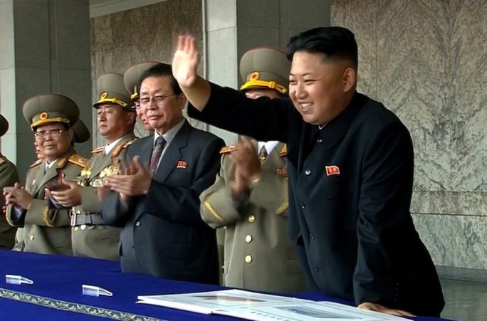 
	Jang Song-thaek (giữa)và Kim Jong-un trong một sự kiện chính trị của Triều Tiên. Ảnh: AP