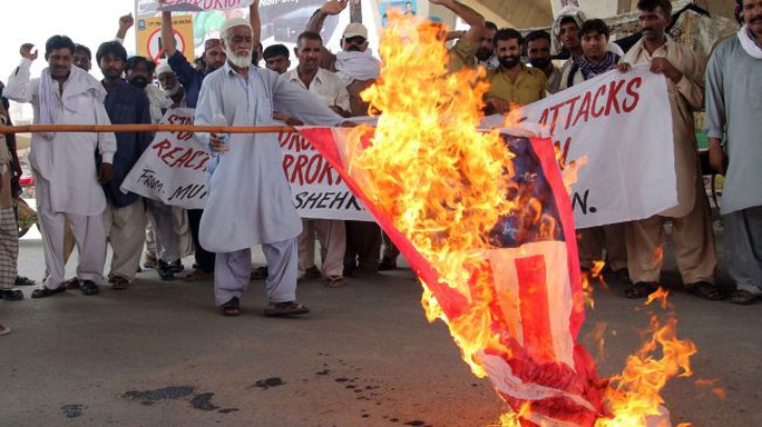 Người dân Pakistan phản đối vụ tấn công bằng máy bay không người lái của Mỹ. Ảnh: Press TV